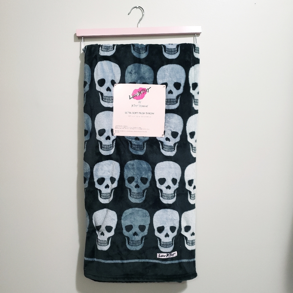 Betsey Johnson Throw - Picture 1 of 1